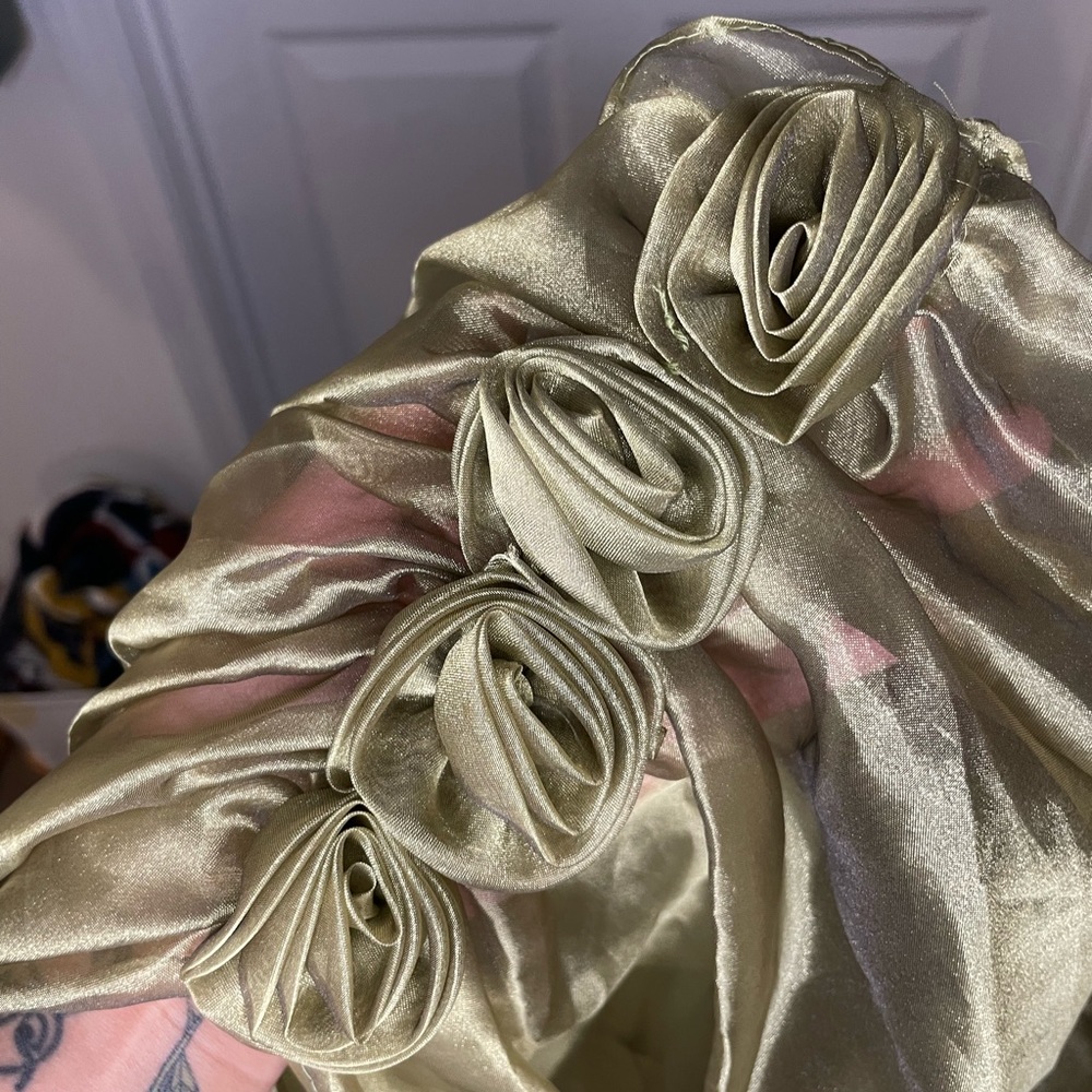 Vintage A-line dress. Comes with shawl, lined with green roses on the back. - Picture 4 of 7